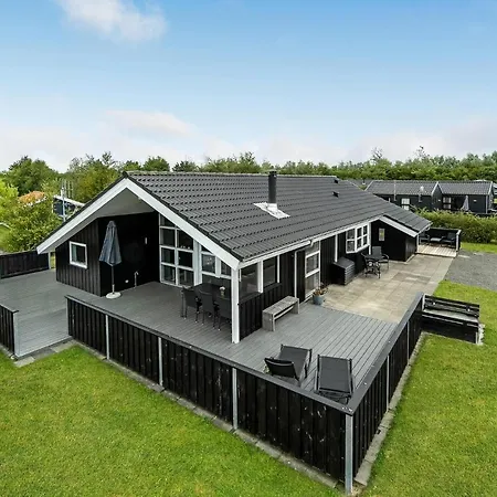 Holiday home 3 Bedroom Cozy In *