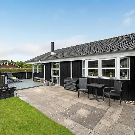 3 Bedroom Cozy In Holiday home